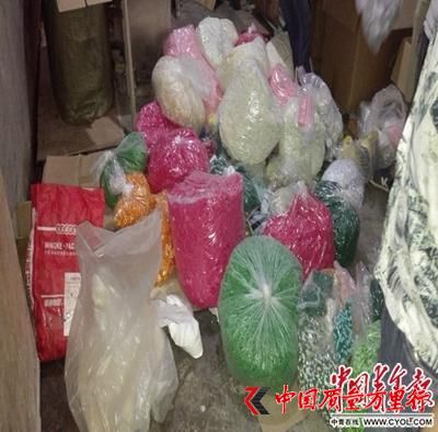 警方在假减肥药生产窝点，现场查获近60万粒胶囊。中国青年报・中青在线记者 洪克非/摄