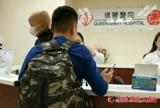 ▲4月15日，史华带着儿子在香港玛丽医院购买马法兰针剂。