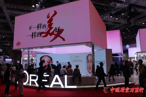 欧莱雅进博会推出首个品牌虚拟代言人 AI全妆推荐成为品牌标配