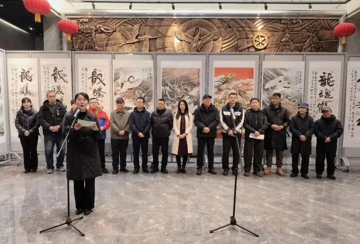 ���ں������һ���黭��������Ʒչ����������в����¡�ؿ�Ļ