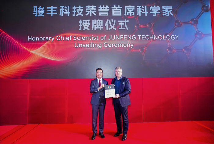 ŵ����ѧ�ҿ�˹̹�����ο���Ƽ�������ϯ��ѧ�ң�˫��������ŵ������վ��