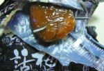 悦家食品话梅糖里藏2厘米铁丝 扎破孩子嘴