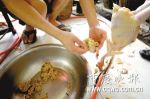 贵州商贩为给活鸡增重用石粉灌进鸡胃