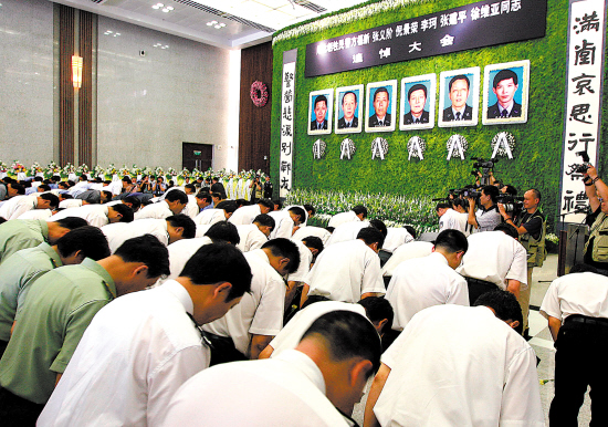 闸北袭警案牺牲民警追悼大会举行 千余警民泪别6位牺牲民警