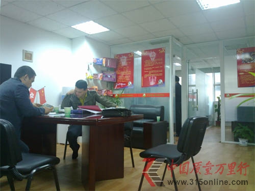 工商执法人员在南京车渠执法现场