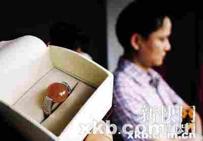万元翡翠戒竟是石榴石 六福珠宝称写错货品名称