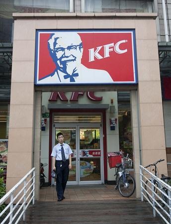 浦东灵山路的吉阿婆麻辣烫店对面有家肯德基。早报记者 张栋 图 浦东灵山路的吉阿婆麻辣烫店对面有家肯德基。早报记者 张栋 图