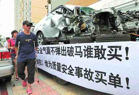 车主用横幅抗议(来源:四川在线) 车主用横幅抗议(来源:四川在线)