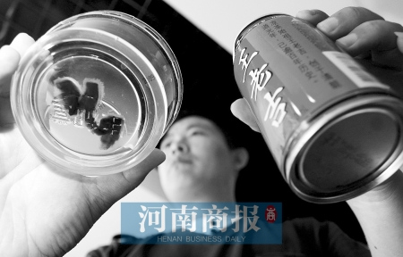 厂家表示将对问题饮料成分进行检测 商报记者 田仲煜/摄 厂家表示将对问题饮料成分进行检测 商报记者 田仲煜/摄