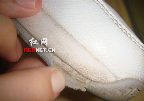 安踏271元篮球鞋穿半月就脱胶(图)