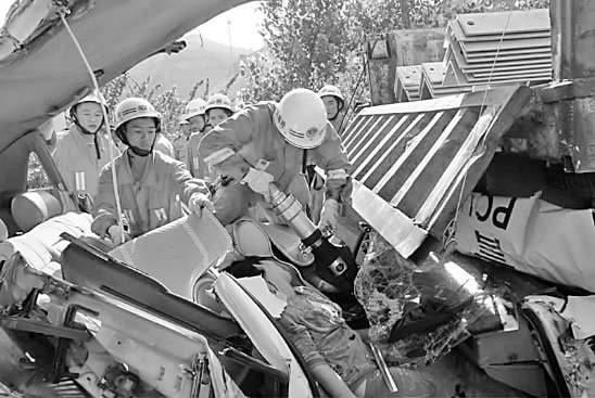 浙江温州市区9车连环相撞致2人死亡(组图)