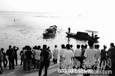 大学生结梯救人3人献身(组图)