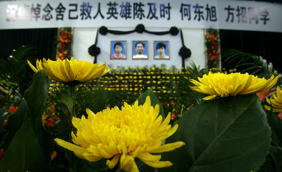 湖北荆州上午将为救人溺亡大学生举行追悼会