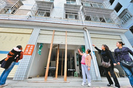 商品房靠木棒支撑被称楼脆脆续:调查结果公布