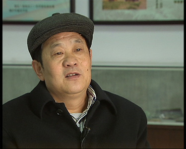河南收藏协会陶瓷委员会常务副会长陈景顺称,属于高仿的,是有意打烂,打烂以后又修补,给人误导,现在很多市场上出现的都是发乌发黄,算作伪做旧的东西。 河南收藏协会陶瓷委员会常务副会长陈景顺称,属于高仿的,是有意打烂,打烂以后又修补,给人误导,现在很多市场上出现的都是发乌发黄,算作伪做旧的东西。