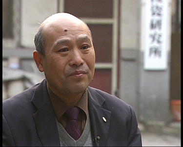 河南省宝丰县汝瓷研究所所长马聚魁称,从开始研究的配方,土、原料研究的工艺,窑炉的烧成,整整10几套工艺,根据汝瓷的特征进行仿制,一个特征对着一个特征进行仿制,假如有10项特征,仿制9项就不等于成功。 河南省宝丰县汝瓷研究所所长马聚魁称,从开始研究的配方,土、原料研究的工艺,窑炉的烧成,整整10几套工艺,根据汝瓷的特征进行仿制,一个特征对着一个特征进行仿制,假如有10项特征,仿制9项就不等于成功。