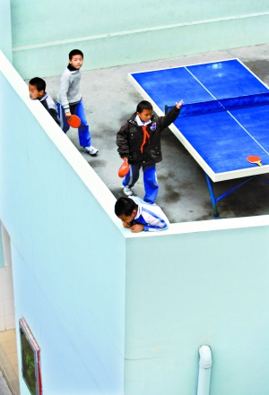 小学因空间不足在楼顶建跑道引热议(组图)