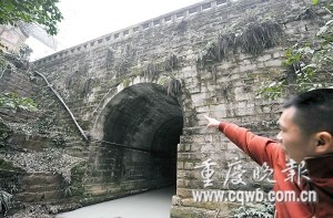 养路工用稀泥敷危桥裂缝排险(图)