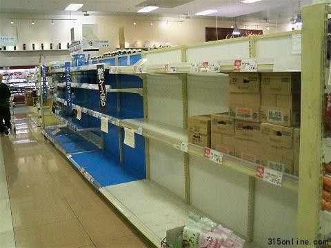 23日的报道说,日本东京都新宿区一间超市货架上的矿泉水被抢购一空。 23日的报道说,日本东京都新宿区一间超市货架上的矿泉水被抢购一空。