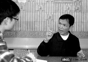 6日,东盛名苑一名有房无证的业主接受采访 6日,东盛名苑一名有房无证的业主接受采访
