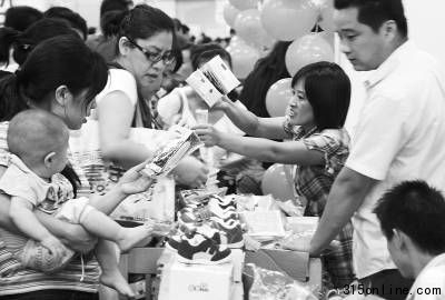 2010年9月12日,为期两天的2010时尚育儿嘉年华北京站在国贸闭幕。图为许多家长购买婴儿用品。吴长青摄(资料图片) 2010年9月12日,为期两天的2010时尚育儿嘉年华北京站在国贸闭幕。图为许多家长购买婴儿用品。吴长青摄(资料图片)