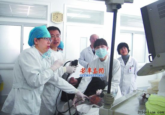 医生正在给原大爷治疗。 医生正在给原大爷治疗。
