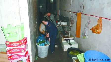 开县开州大市场,执法人员当场没收黑作坊的毛肚、烧碱和生产工具。 通讯员 彭宏英 记者 张永波 摄(资料图片) 开县开州大市场,执法人员当场没收黑作坊的毛肚、烧碱和生产工具。 通讯员 彭宏英 记者 张永波 摄(资料图片)