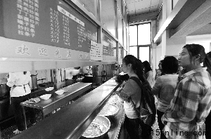 4.5元一碗的兰州拉面、4元一份的什锦炒饭……昨天傍晚,记者在北京联合大学商务学院食堂看到,校园食堂的饭菜价格至少比外边的餐厅便宜一半。晨报记者 李木易/摄