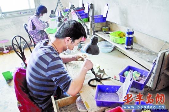 操作台上脏乱不堪。 操作台上脏乱不堪。