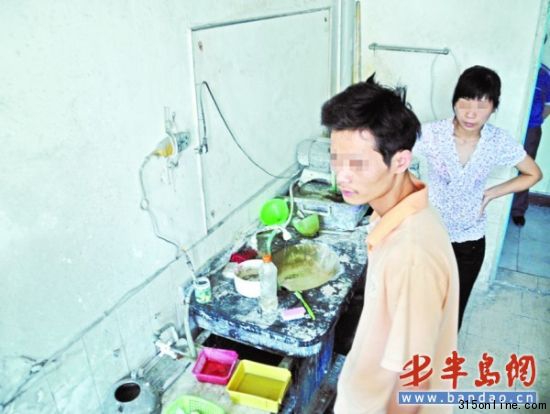 消毒车间内令人作呕(站立者为林某及其妻子)。 消毒车间内令人作呕(站立者为林某及其妻子)。