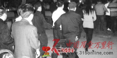 警方带走非法传销人员