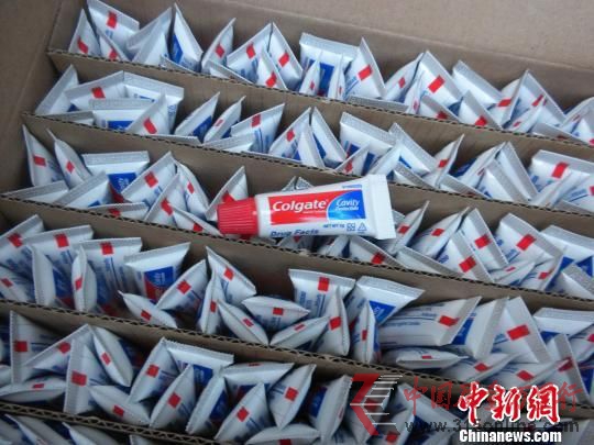 警方查获的假牙膏。 （图片来源：中国新闻网 张毅涛 摄）