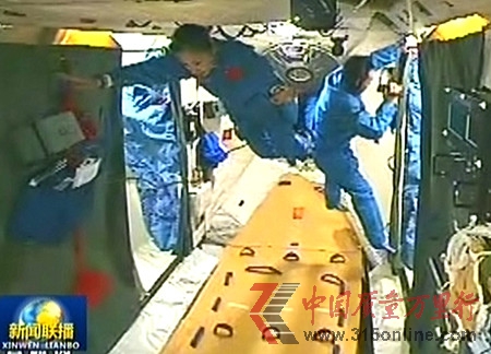 航天员对天宫一号目标飞行器更换内装饰地板