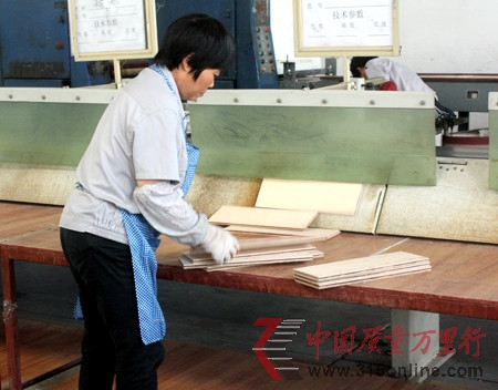 车间工人对地板样品进行筛选