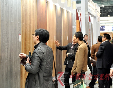 消费者在地板展会上选购产品