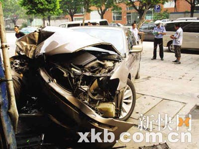 宝马车失控撞击汽修店疑刹车失灵所致