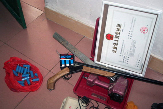 现场查获的枪支弹药等物品图片来源:人民武警报