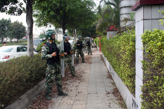 特战队官兵外围封控 图片来源:人民武警报