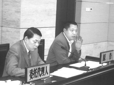 图为原告(右)在法庭上陈述意见。 本报记者 徐伟摄 图为原告(右)在法庭上陈述意见。 本报记者 徐伟摄