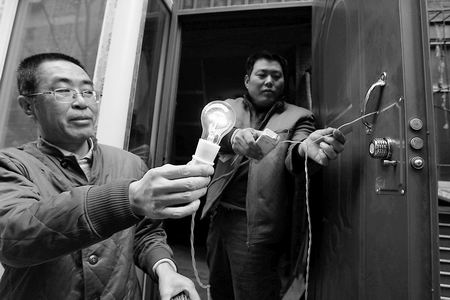 居民防盗门带149伏电压开门要戴橡胶手套(图)