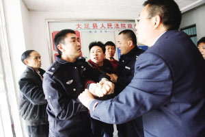父母因双胞胎男婴接连死亡向医院索赔45万(图)