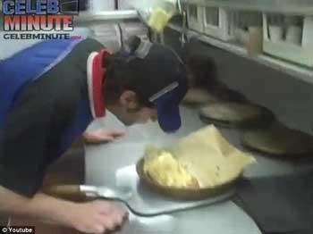 美达美乐比萨店曝丑闻:食物擦鼻子抹屁股(图)