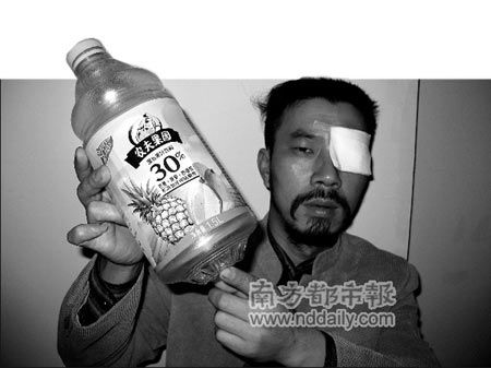 顾客按提示喝前摇一摇农夫果园瓶盖飞出炸伤眼
