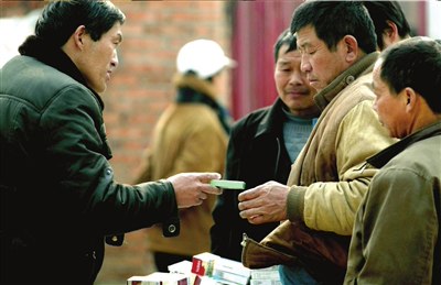 流动黑药贩换包装后销售过期药(组图)