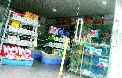 双鹤大药房等开方便之门市民刷医保卡买日用品