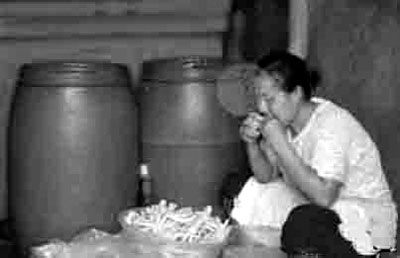 网友曝光黑作坊工人用嘴为凤爪剔骨(图)