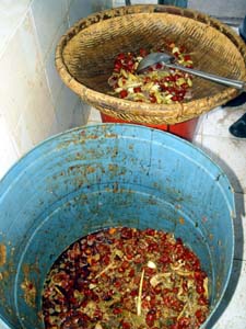 饭店被曝用吃剩饭菜制火锅底料(组图)