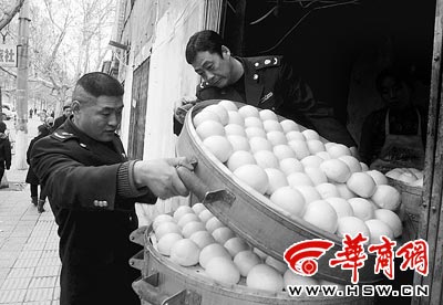 面点师傅曝馒头中加入敌敌畏增加鲜味