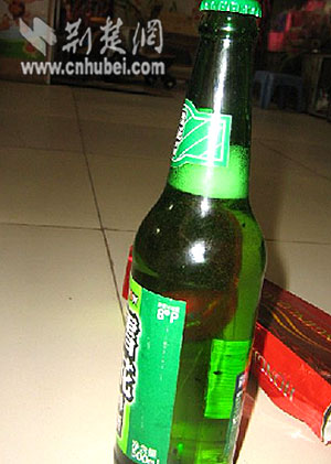 未开瓶雪花啤酒含多块黑色漂浮物(图)