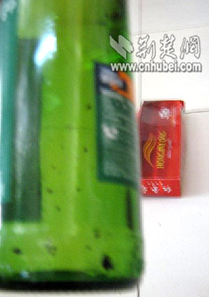 未开瓶雪花啤酒含多块黑色漂浮物(图)